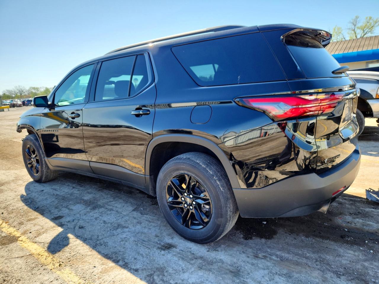 2023 CHEVROLET TRAVERSE LT photo 3