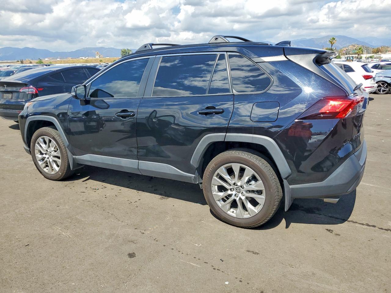 2024 TOYOTA RAV4 XLE PREMIUM photo 2