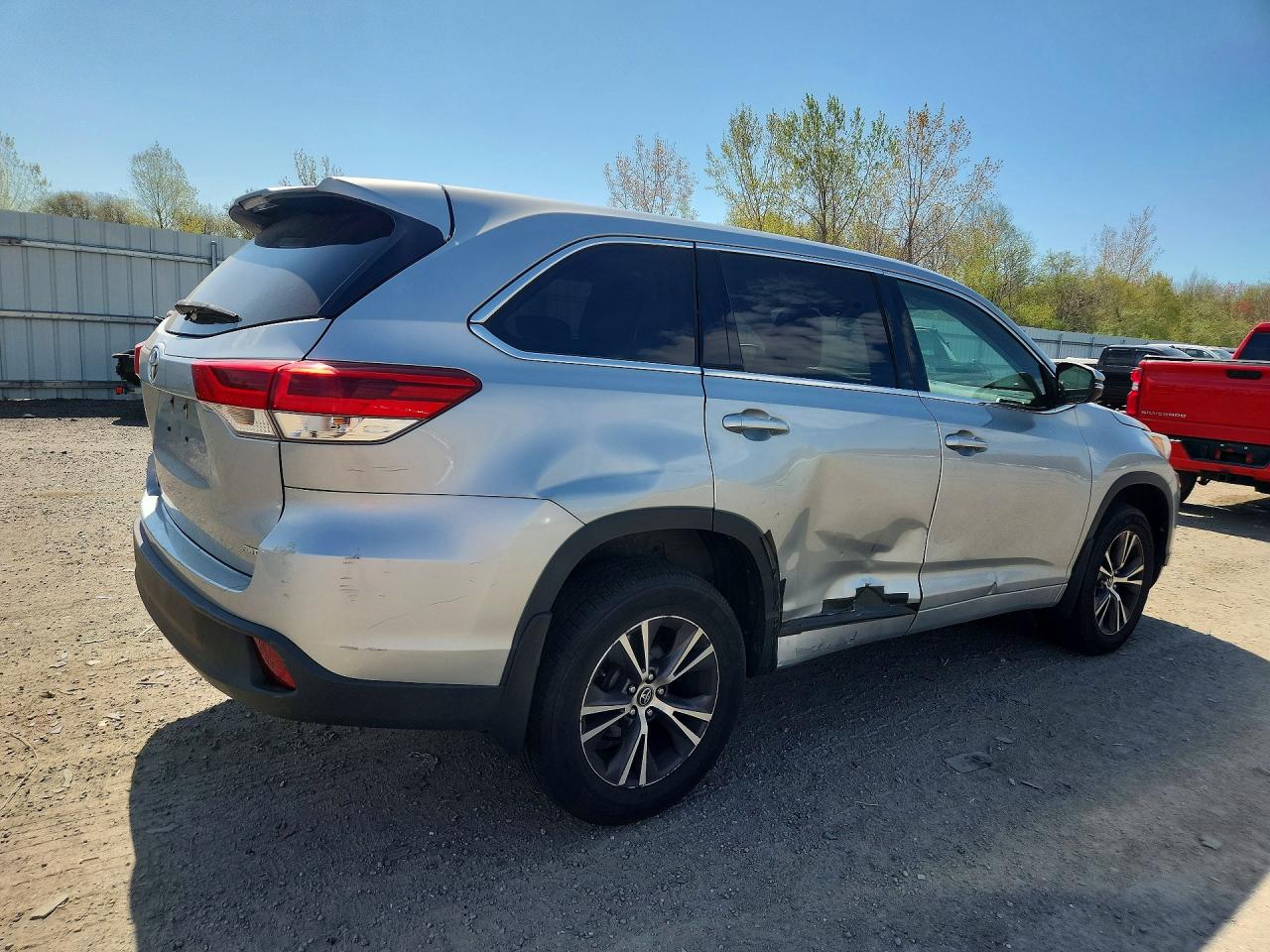 2017 TOYOTA HIGHLANDER LE photo 5