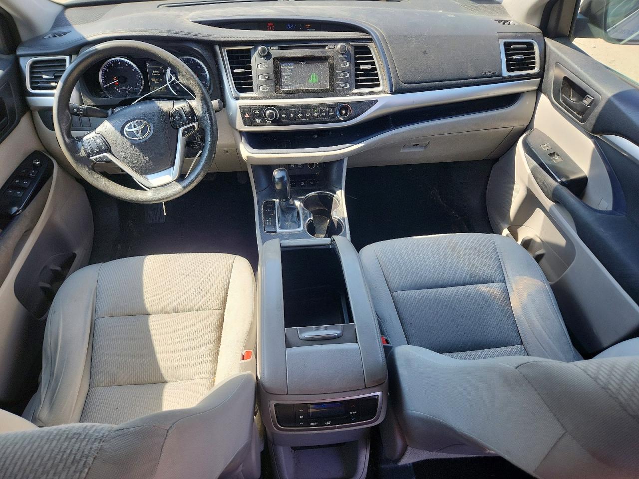 2017 TOYOTA HIGHLANDER LE photo 15