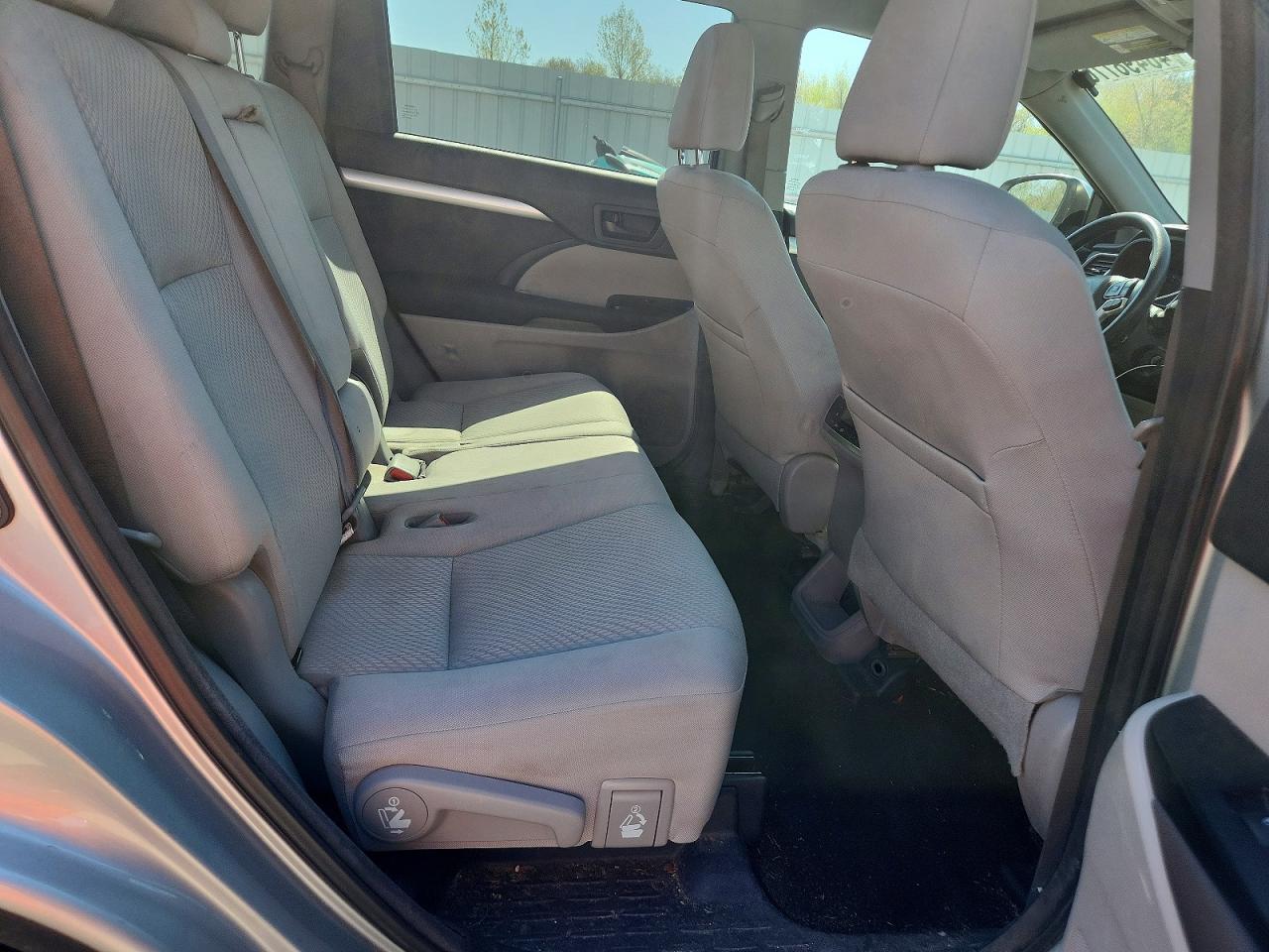 2017 TOYOTA HIGHLANDER LE photo 21