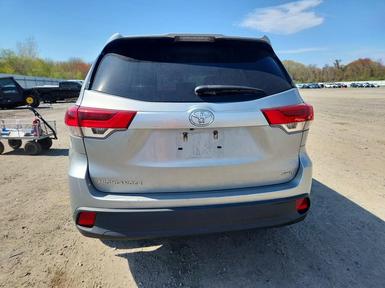 2017 TOYOTA HIGHLANDER LE photo 11