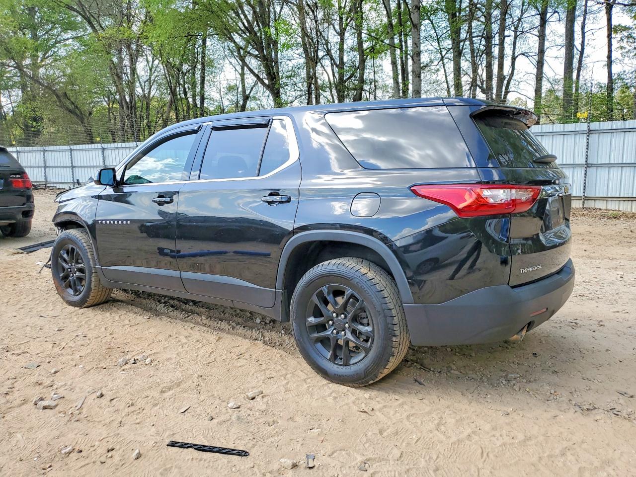 2019 CHEVROLET TRAVERSE LS photo 2