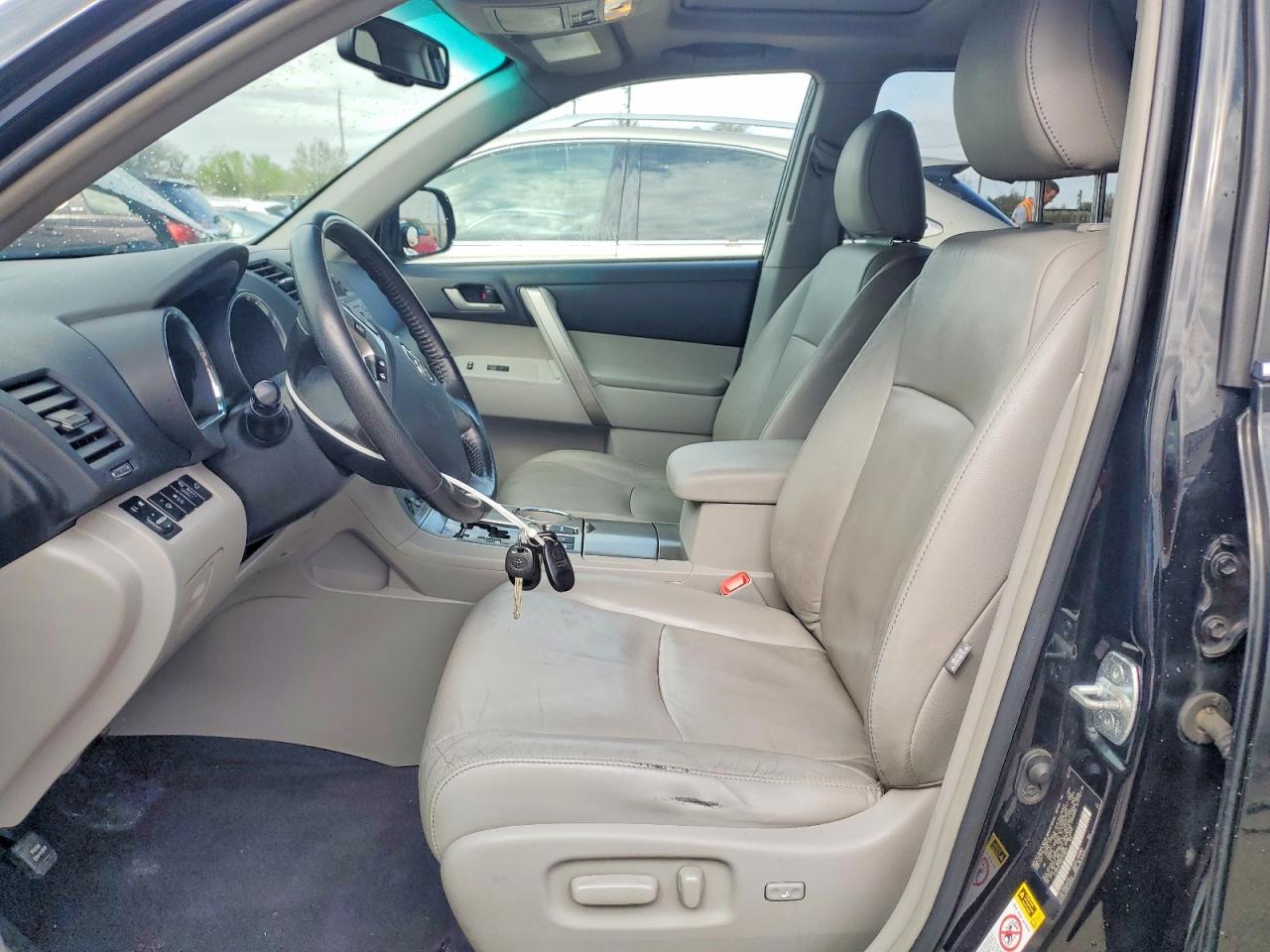 2012 TOYOTA HIGHLANDER SE photo 7