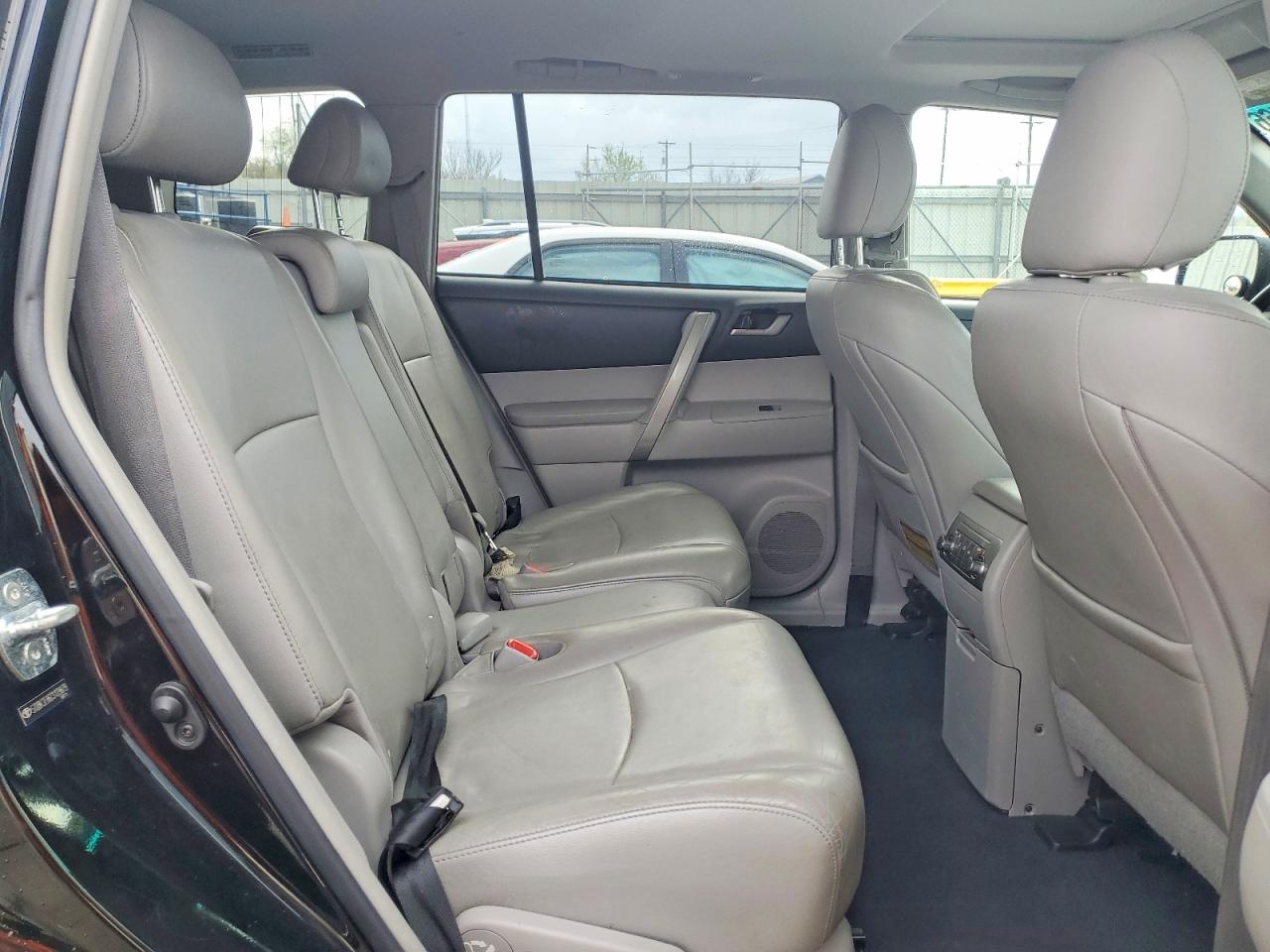 2012 TOYOTA HIGHLANDER SE photo 11