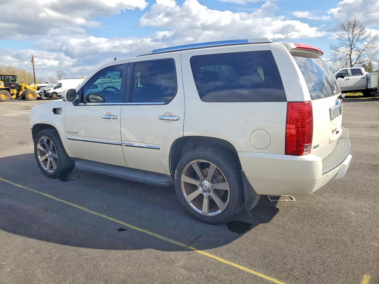 2010 CADILLAC ESCALADE LUXURY photo 4