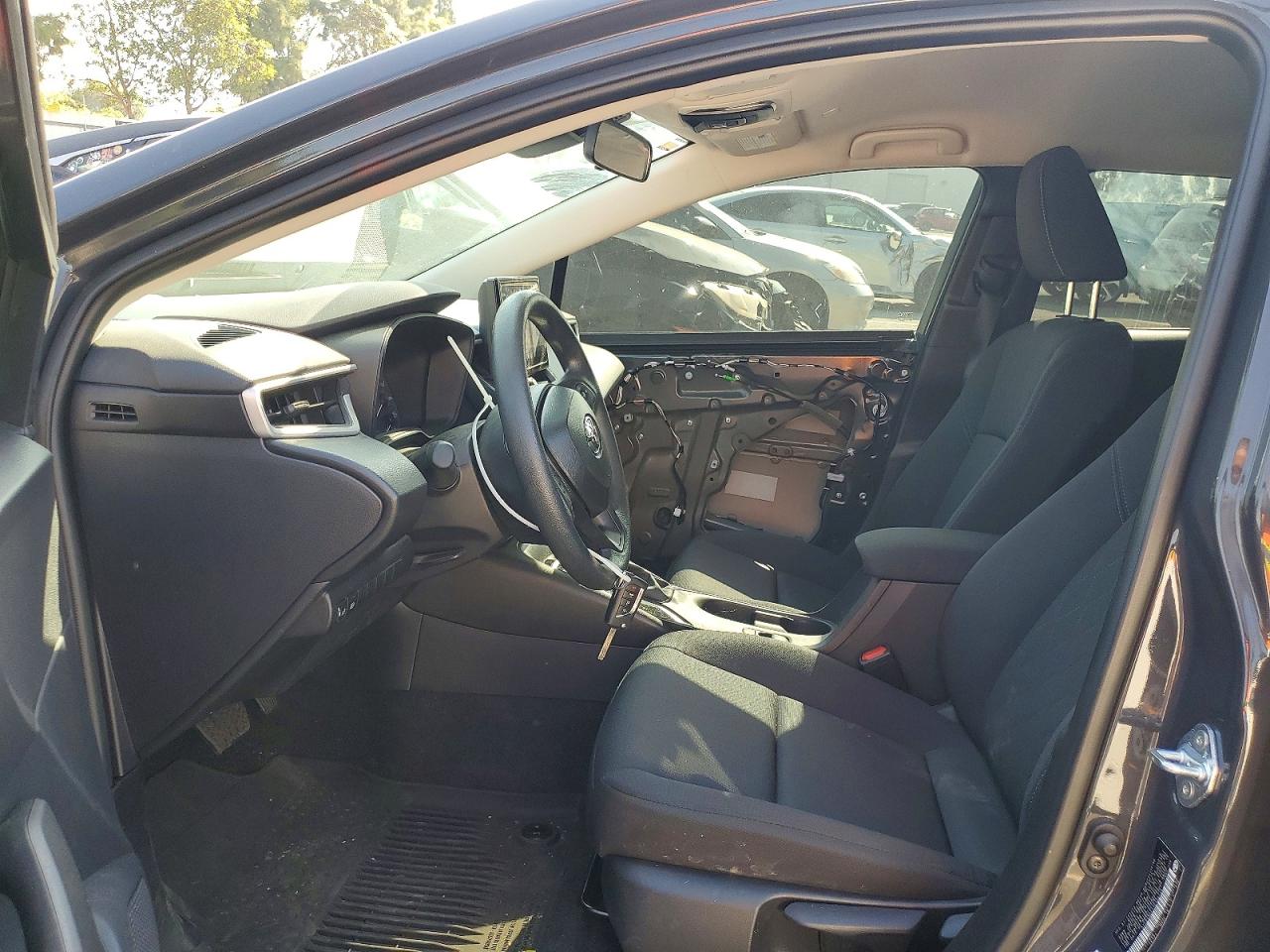 2025 TOYOTA COROLLA LE photo 13