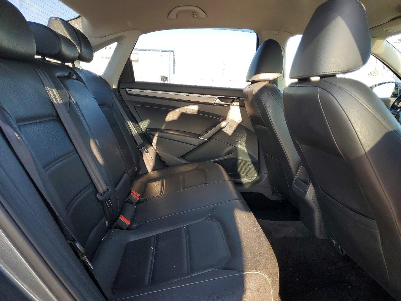 2017 VOLKSWAGEN PASSAT R-LINE photo 19