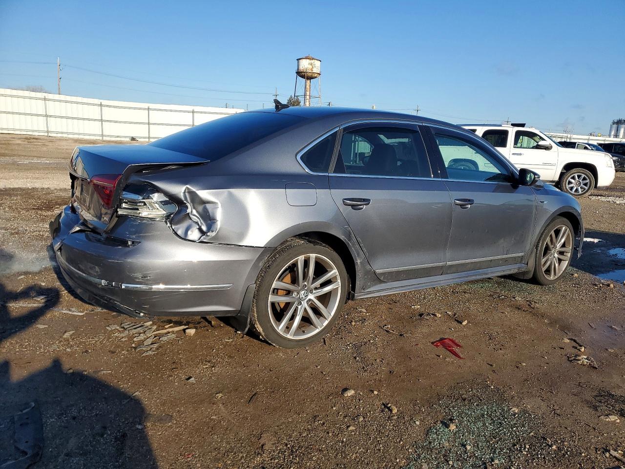 2017 VOLKSWAGEN PASSAT R-LINE photo 5