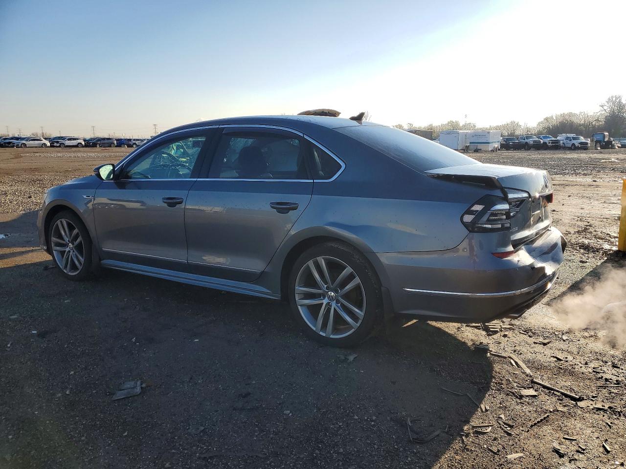 2017 VOLKSWAGEN PASSAT R-LINE photo 3
