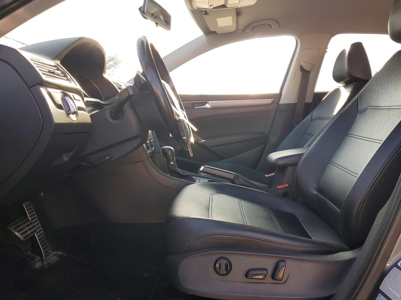 2017 VOLKSWAGEN PASSAT R-LINE photo 13