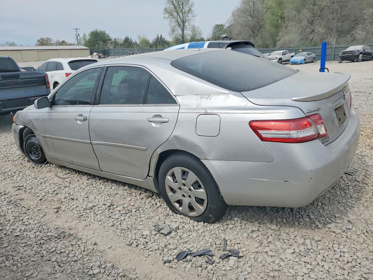 2011 TOYOTA CAMRY LE photo 4