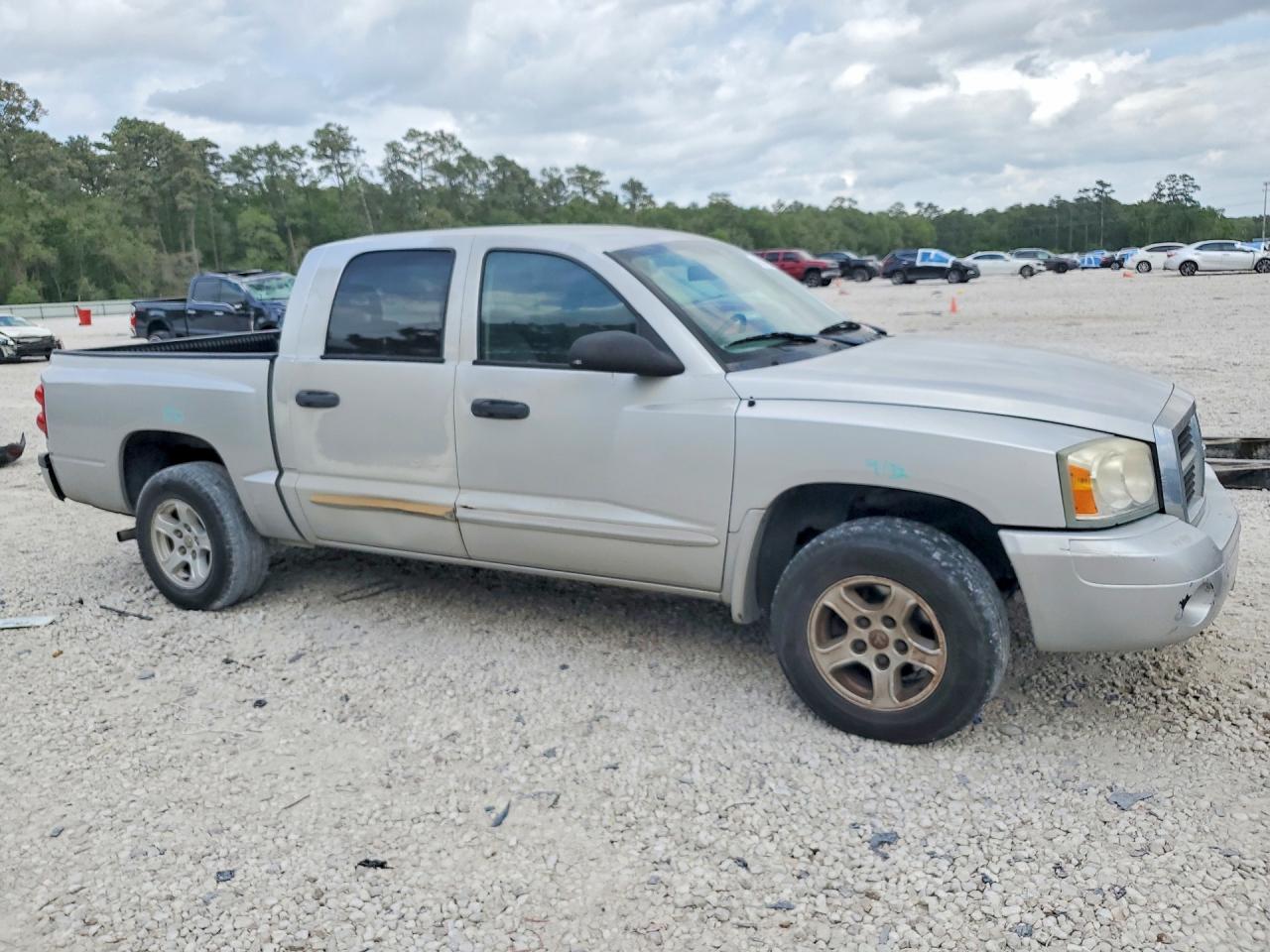 2005 DODGE DAKOTA QUAD SLT photo 10