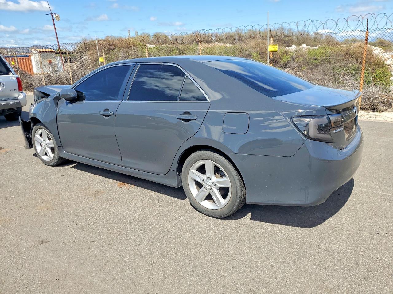 2013 TOYOTA CAMRY SE photo 3