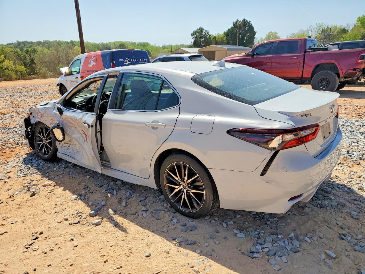 2023 TOYOTA CAMRY SE photo 2