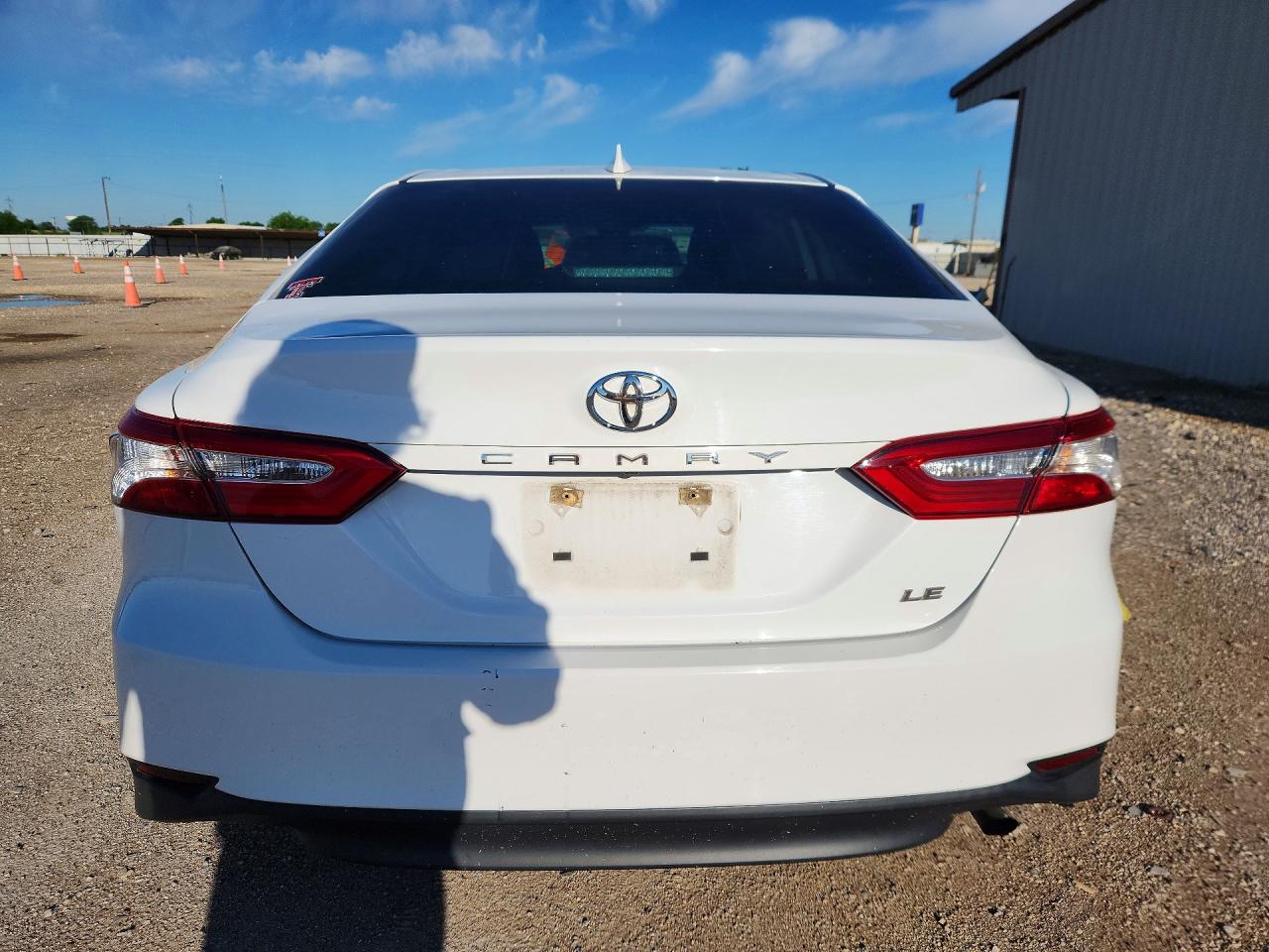 2019 TOYOTA CAMRY LE photo 16