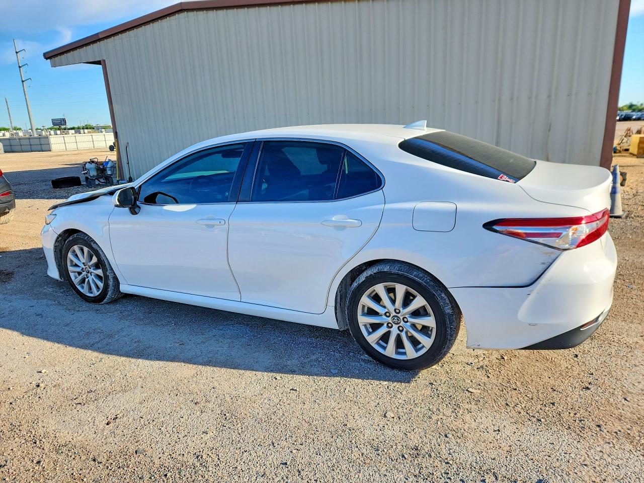 2019 TOYOTA CAMRY LE photo 4