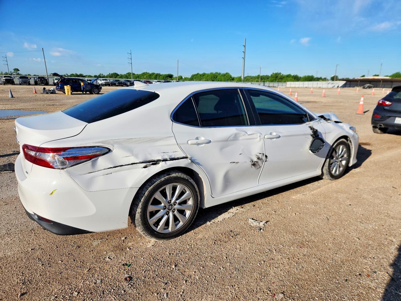2019 TOYOTA CAMRY LE photo 7