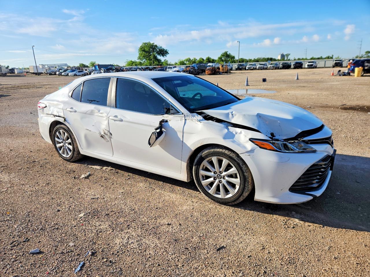 2019 TOYOTA CAMRY LE photo 10