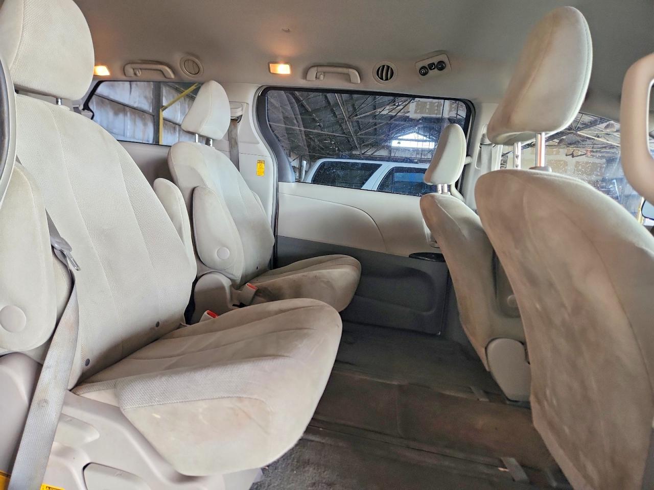 2014 TOYOTA SIENNA L 7-PASSENGER photo 21