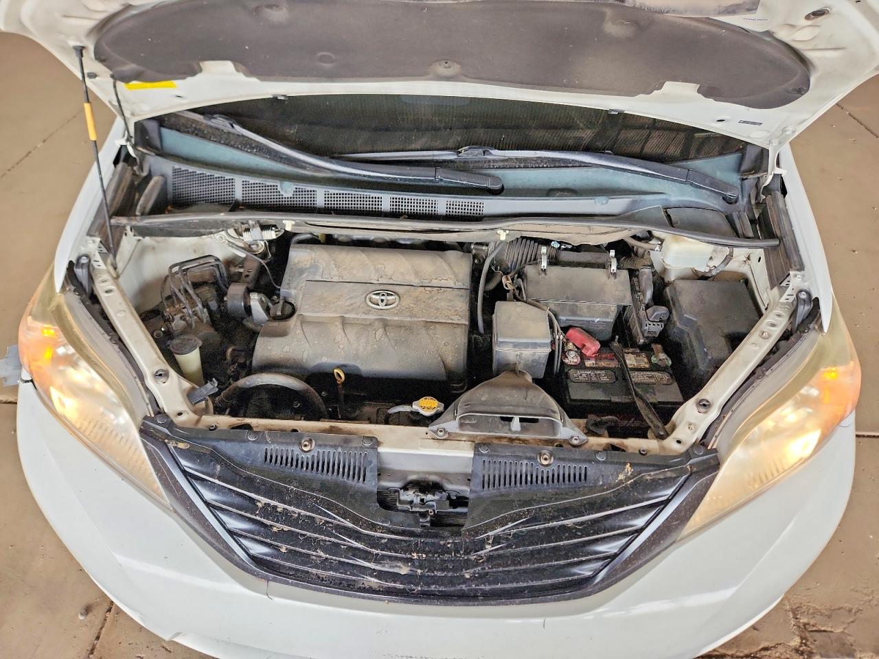 2014 TOYOTA SIENNA L 7-PASSENGER photo 23