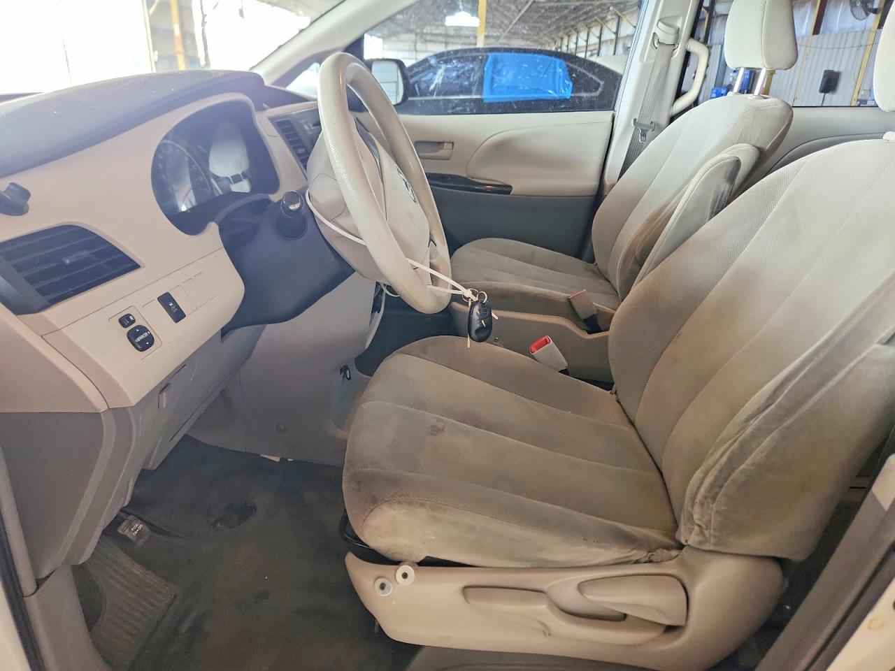 2014 TOYOTA SIENNA L 7-PASSENGER photo 13