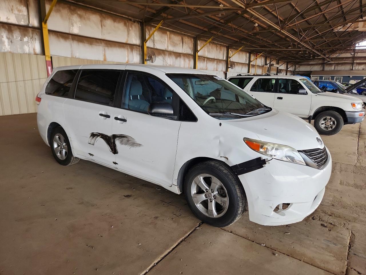 2014 TOYOTA SIENNA L 7-PASSENGER photo 7