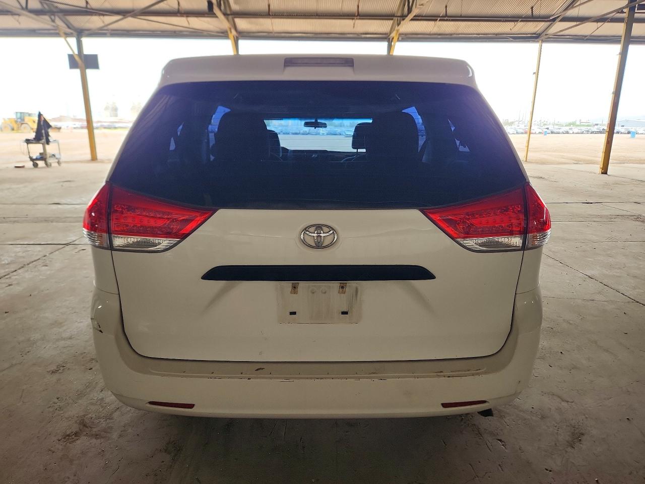 2014 TOYOTA SIENNA L 7-PASSENGER photo 11