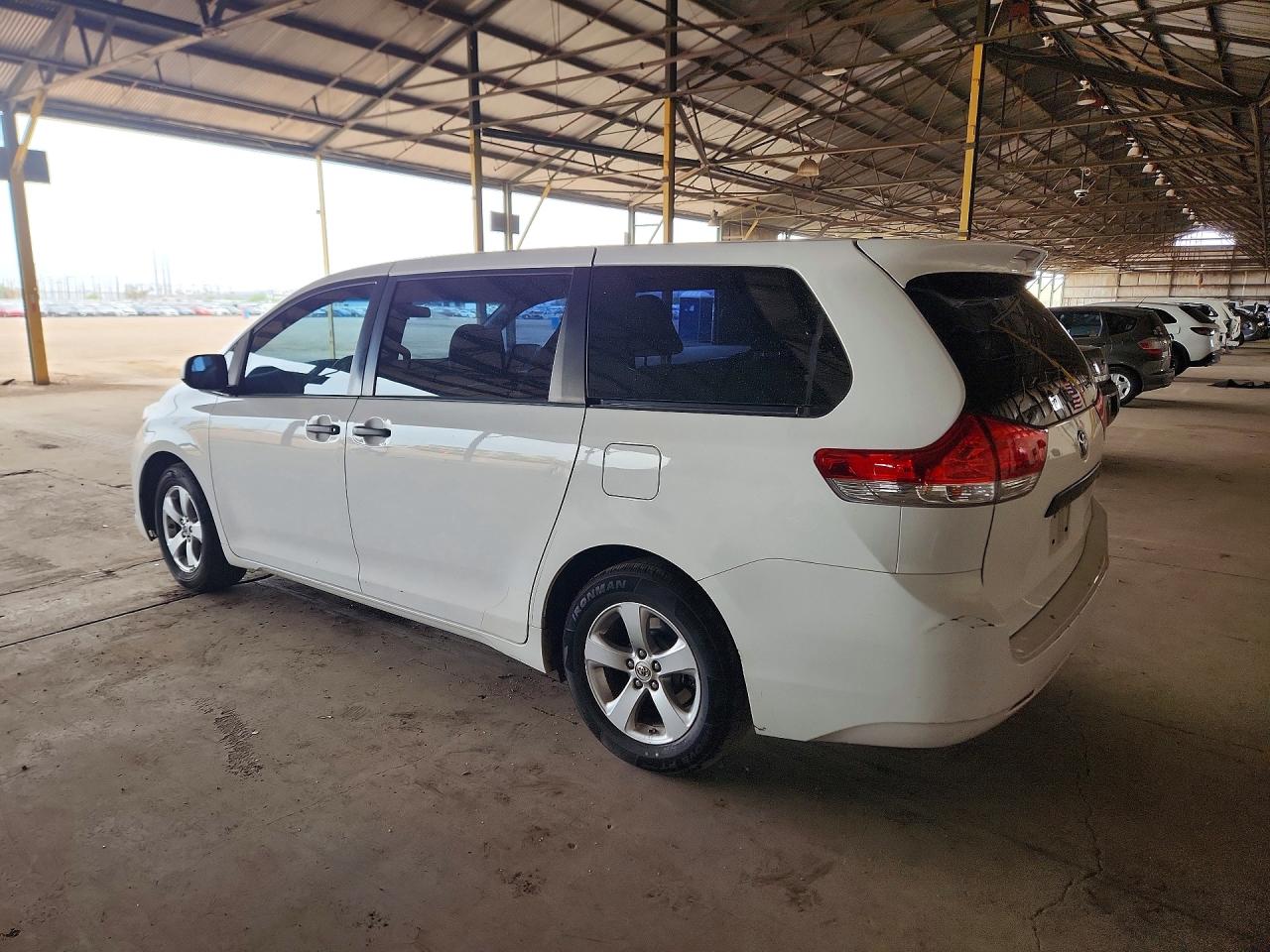 2014 TOYOTA SIENNA L 7-PASSENGER photo 3