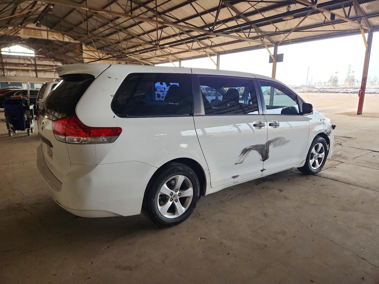 2014 TOYOTA SIENNA L 7-PASSENGER photo 5
