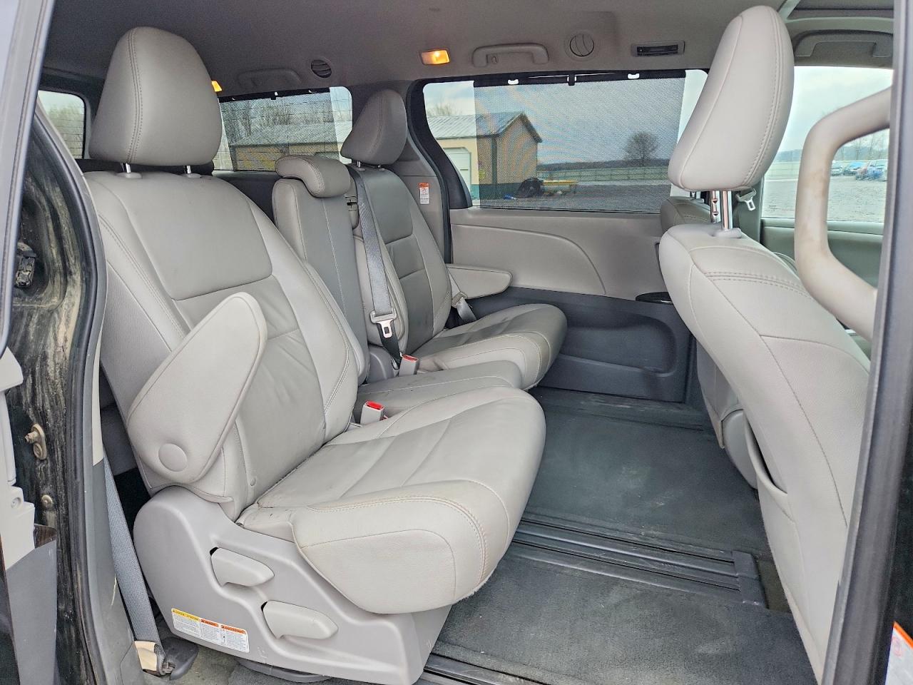 2015 TOYOTA SIENNA XLE 8-PASSENGER photo 11