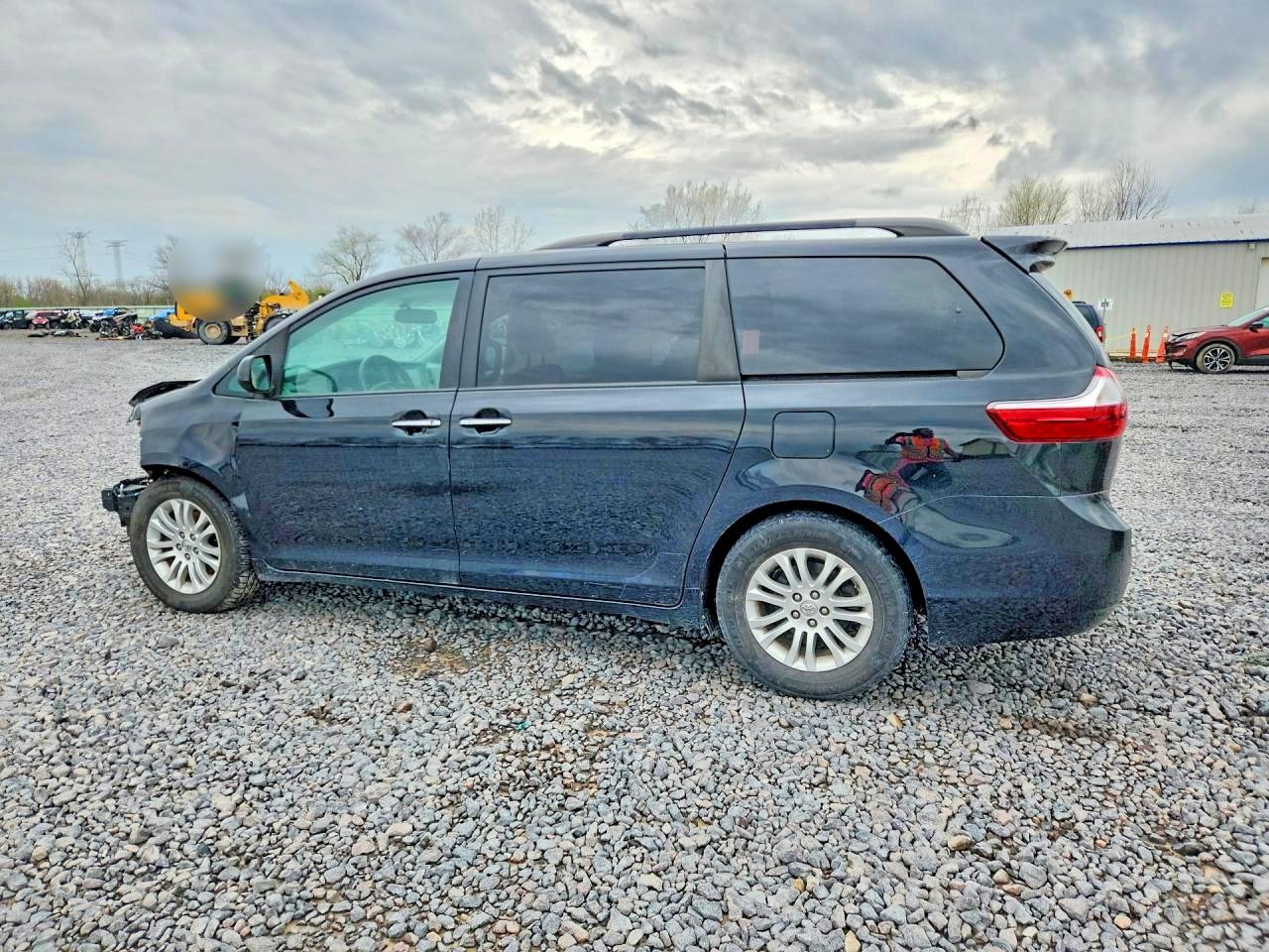 2015 TOYOTA SIENNA XLE 8-PASSENGER photo 2