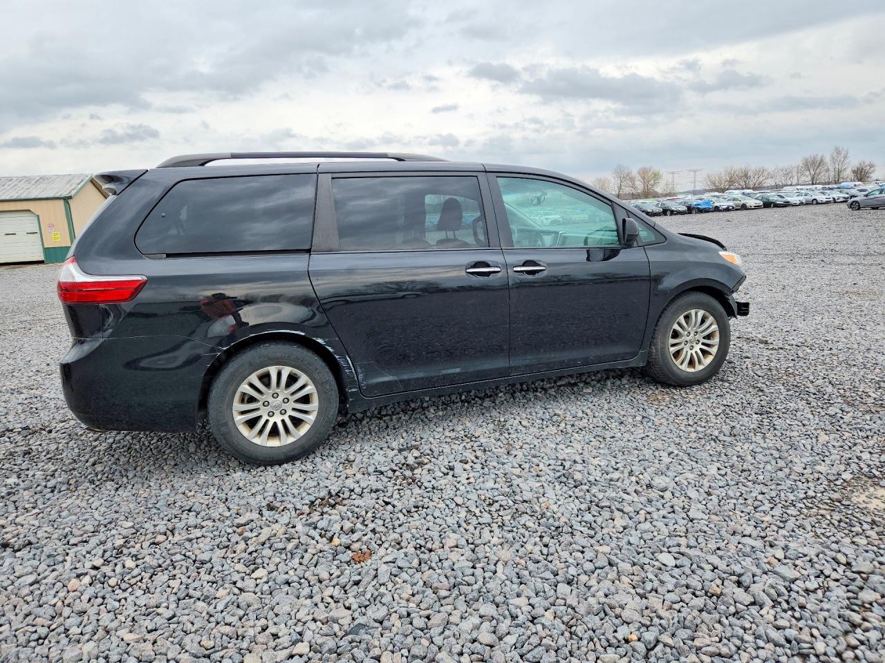 2015 TOYOTA SIENNA XLE 8-PASSENGER photo 3