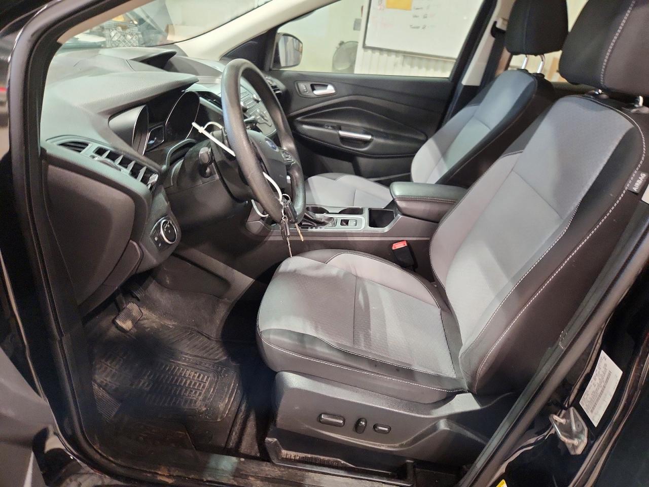 2017 FORD ESCAPE SE photo 19