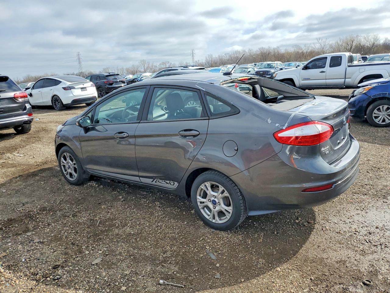 2016 FORD FIESTA SE photo 2