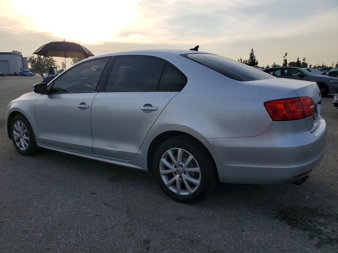 2012 VOLKSWAGEN JETTA SE photo 3
