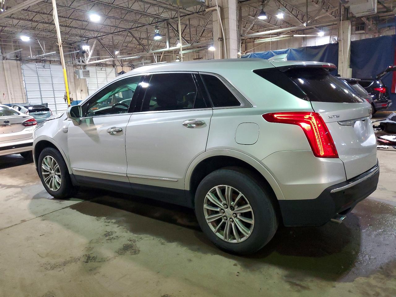 2017 CADILLAC XT5 LUXURY photo 2