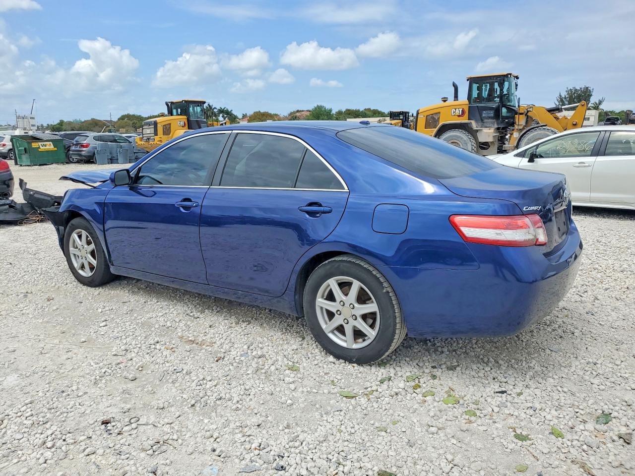 2010 TOYOTA CAMRY LE photo 3