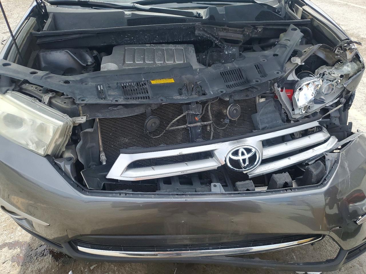 2013 TOYOTA HIGHLANDER SE photo 34