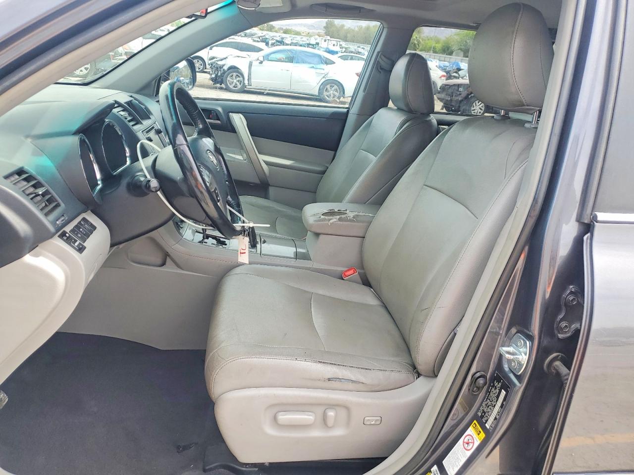 2013 TOYOTA HIGHLANDER SE photo 19