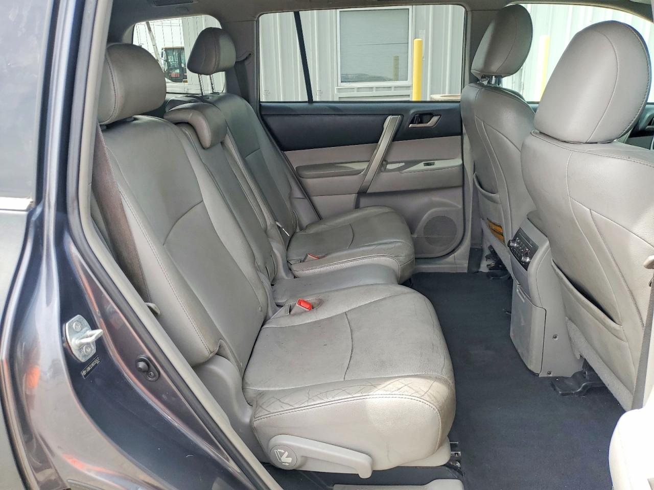 2013 TOYOTA HIGHLANDER SE photo 31