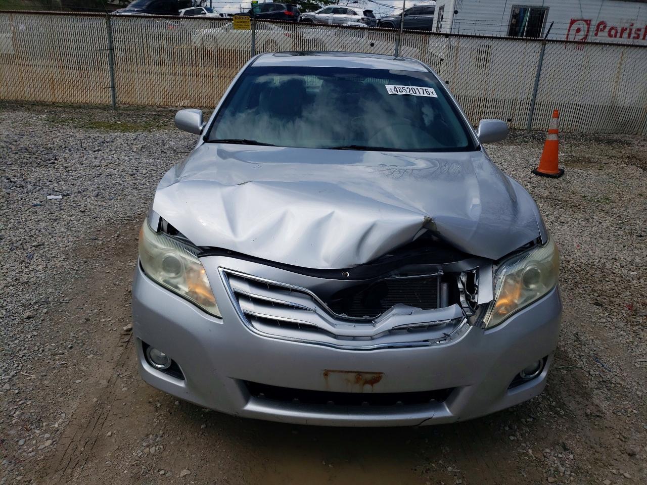 2011 TOYOTA CAMRY XLE photo 13