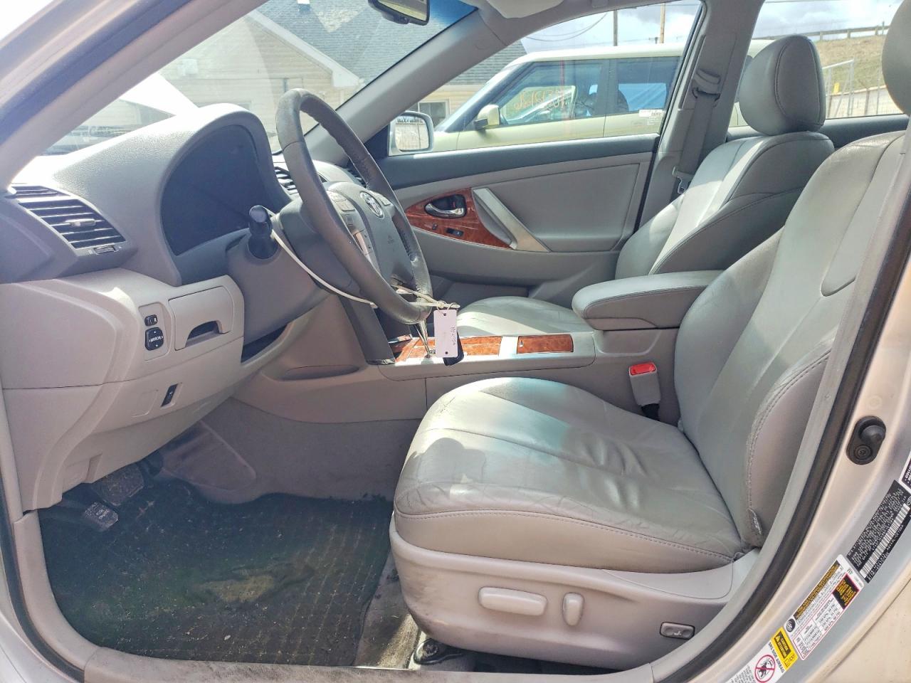 2011 TOYOTA CAMRY XLE photo 19