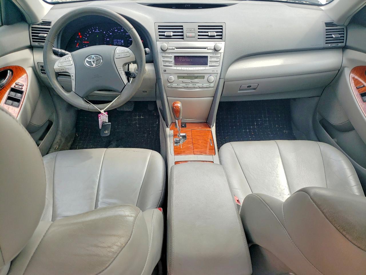 2011 TOYOTA CAMRY XLE photo 22