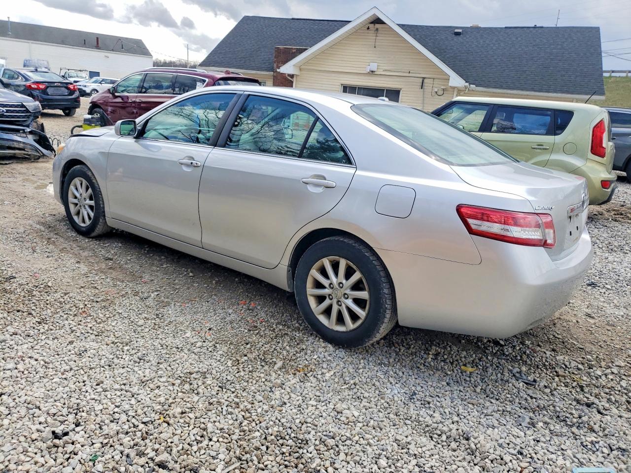 2011 TOYOTA CAMRY XLE photo 4