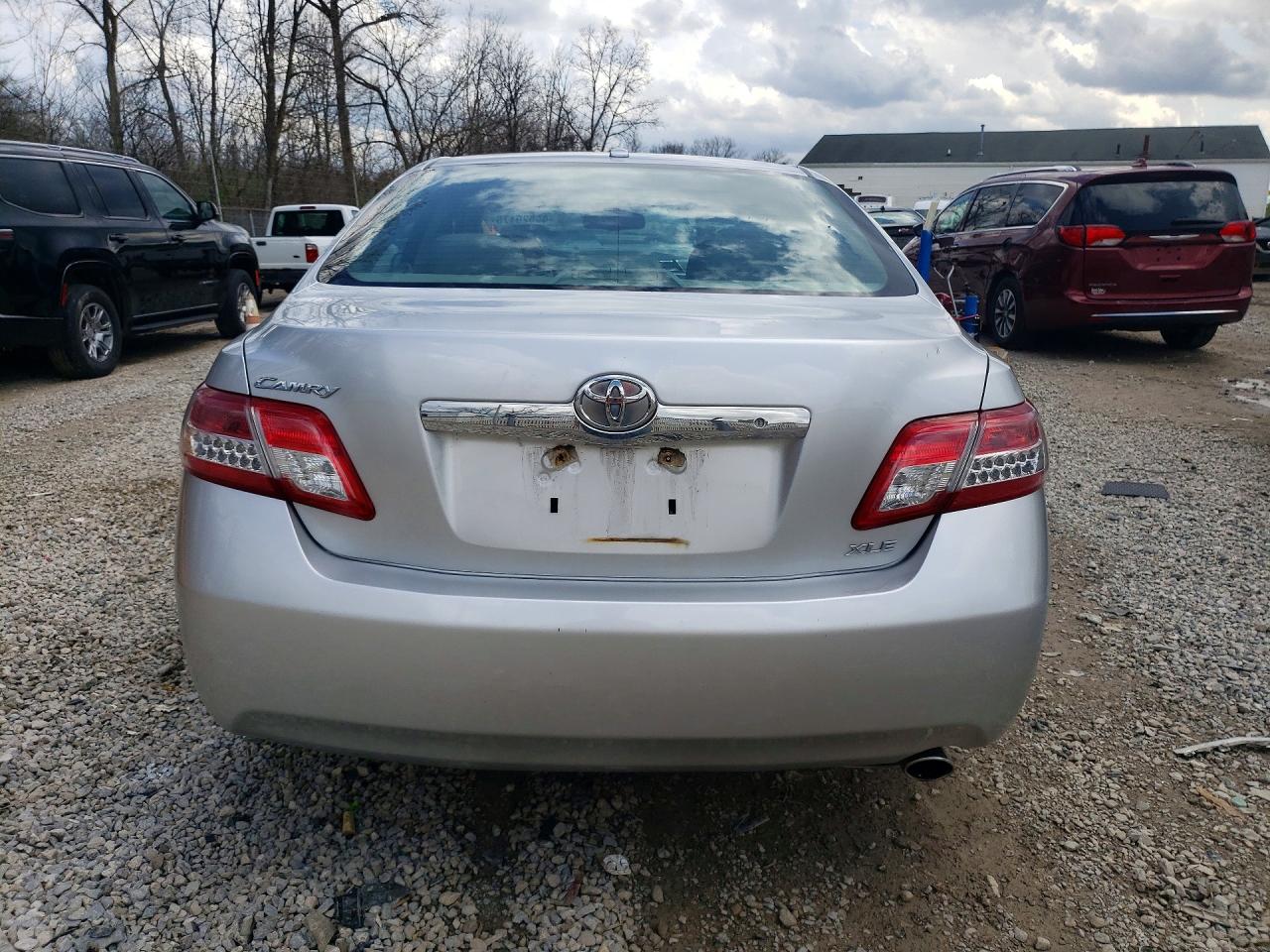 2011 TOYOTA CAMRY XLE photo 16