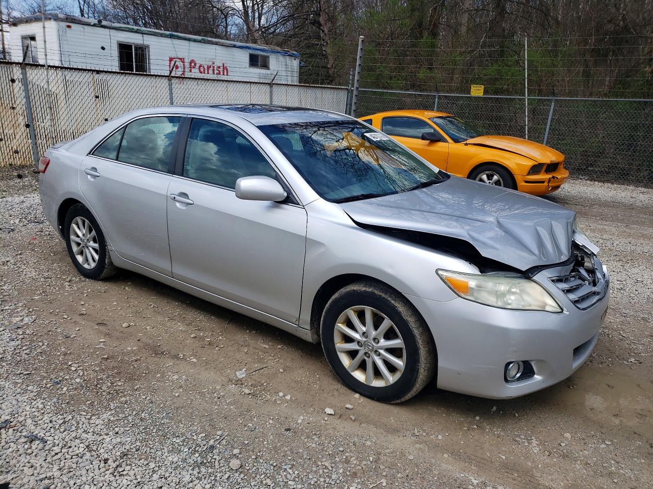 2011 TOYOTA CAMRY XLE photo 10