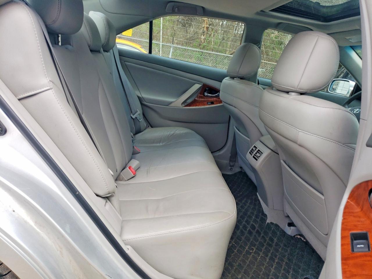 2011 TOYOTA CAMRY XLE photo 28