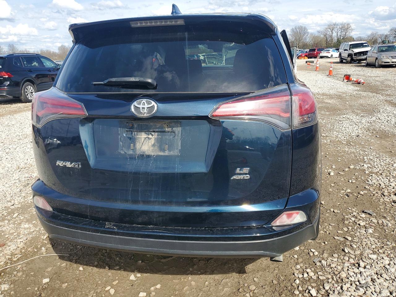 2018 TOYOTA RAV4 LE photo 11