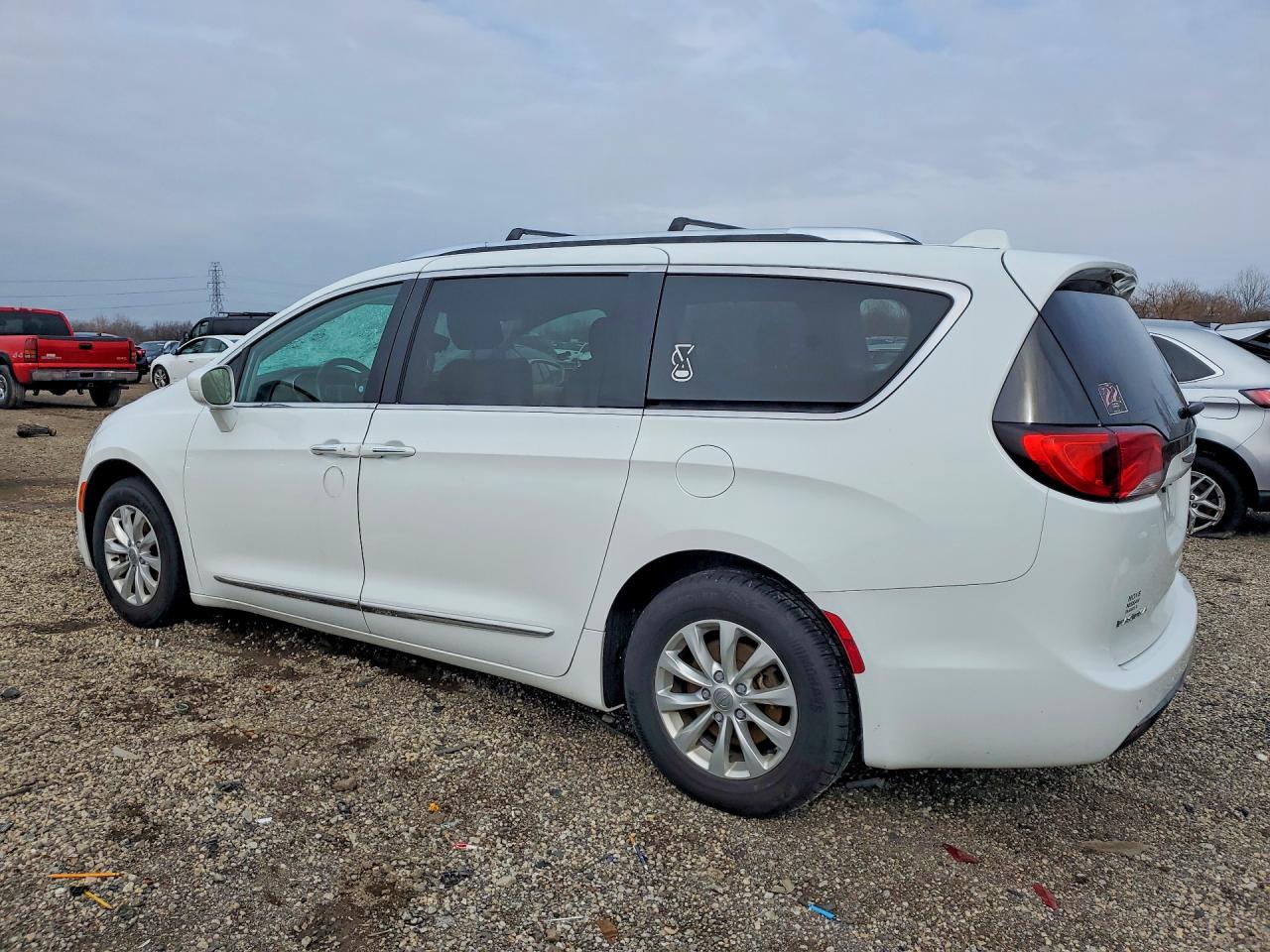 2019 CHRYSLER PACIFICA TOURING L photo 3